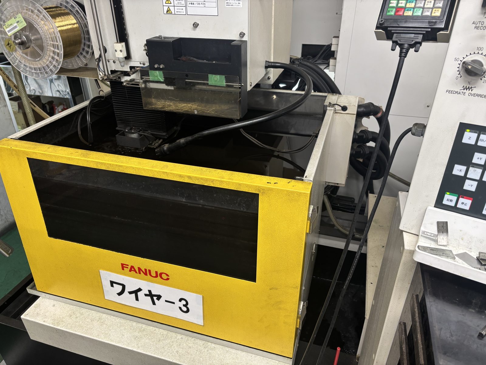 ワイヤー放電加工中のようす
